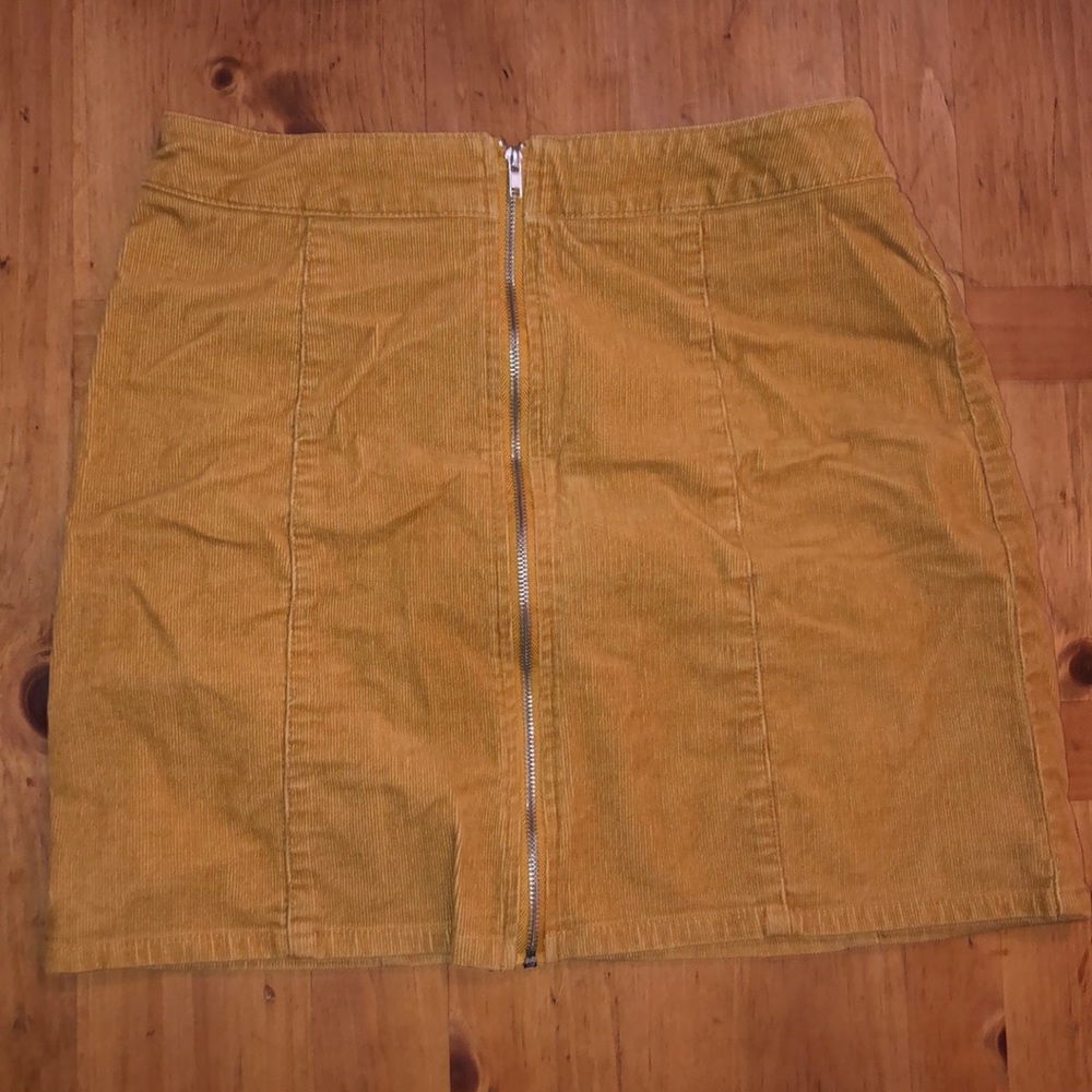 dark yellow/gold skirt